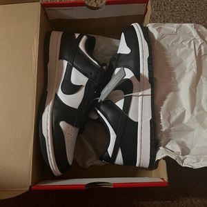 Women Nike dunks (Brand New!) W10/M 8.5
